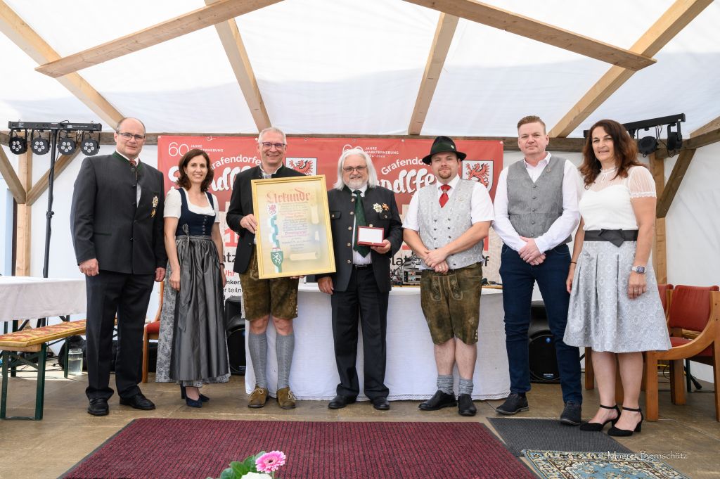 Grafendorfer Ehrenurkunde für verdiente Personen bei Festveranstaltung im Freien